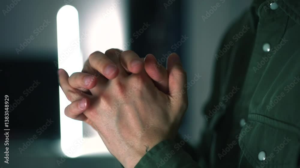 Un hombre lee la Biblia y ora a Dios.
Un creyente dice una oración.
Oración vespertina