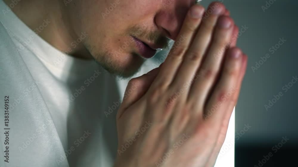 Un hombre lee la Biblia y ora a Dios.
Un creyente dice una oración.
Oración vespertina