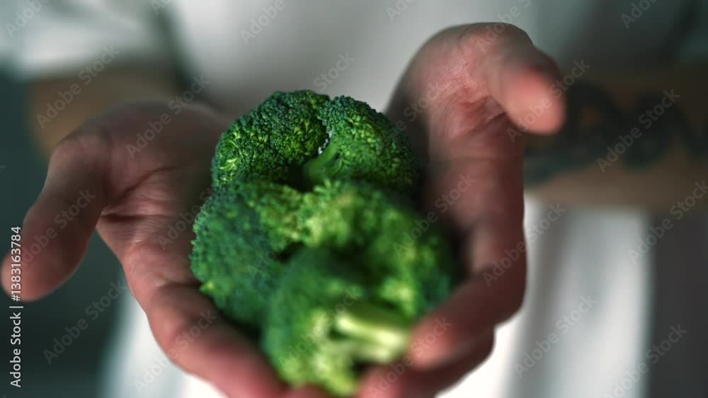 Primer plano de brócoli verde.
Un hombre sostiene brócoli fresco en sus manos.
vegetal verde