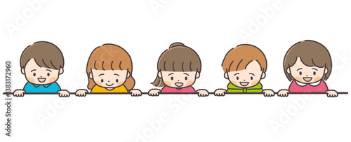 下をのぞく五人の子供たち