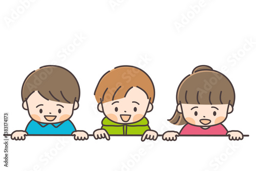 下をのぞく三人の子供たち
