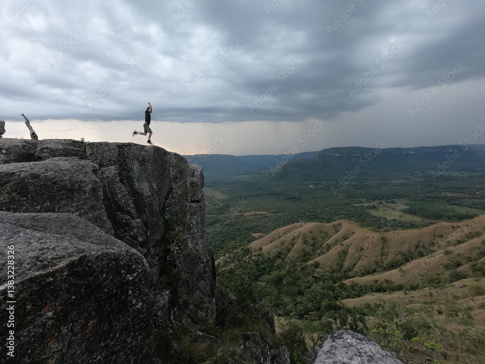Fototapeta premium homem no alto do morro do segredo, em lajeado, tocantins 