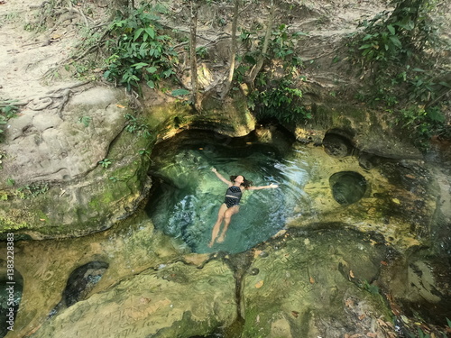 mulher em igarpé com piscinas naturais no balneário do Bráulio, Goiatins, Tocantins 
