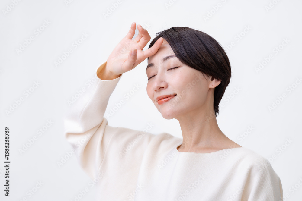日差しを感じる女性 日差しを感じる女性