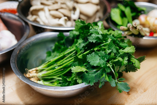 Papier peint Fresh Cilantro Bunch in Stainless Bowl