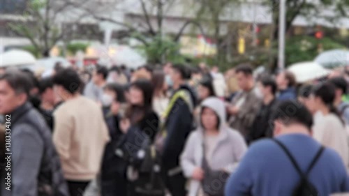 Wallpaper Mural 雨の東京　渋谷　傘をさして歩く人々　アウトフォーカス　イメージ　都市風景 Torontodigital.ca