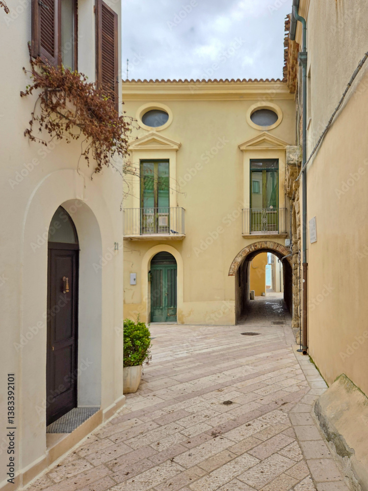 Obraz premium A street in the historic district of Termoli, a town in Molise in Italy.