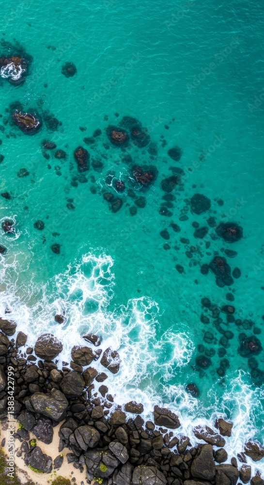 Obraz premium Turquoise Waters Crashing on Rocks