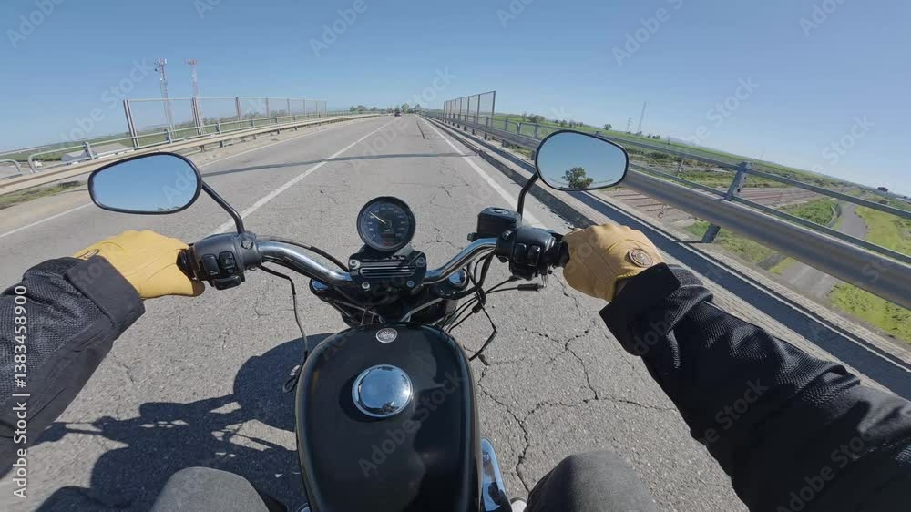 Toma 4k p.o.v conduciendo motocicleta por carretera