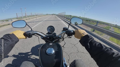 Toma 4k p.o.v conduciendo motocicleta por carretera