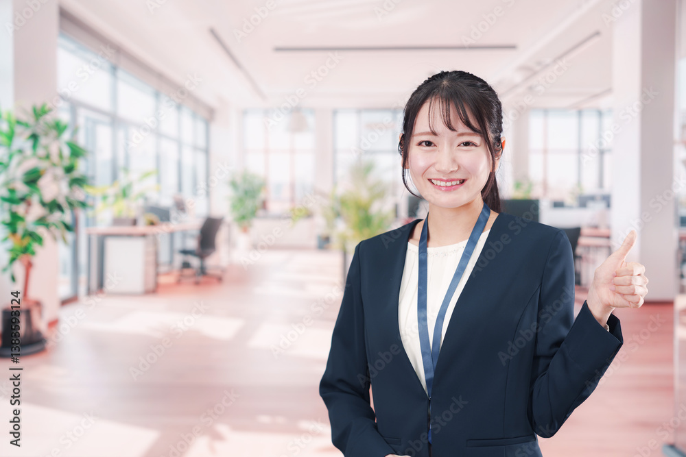 オフィスで働く笑顔の若い女性 オフィスで働く笑顔の若い女性