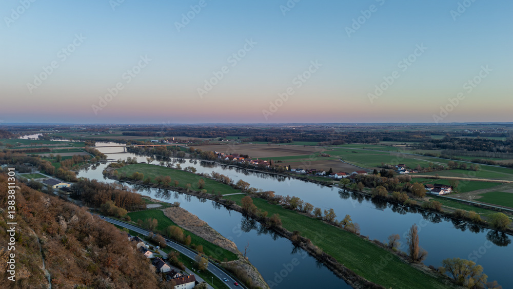 Fototapeta premium Sonnenuntergang an der niederbayerischen Donau, Drohnenaufnahme