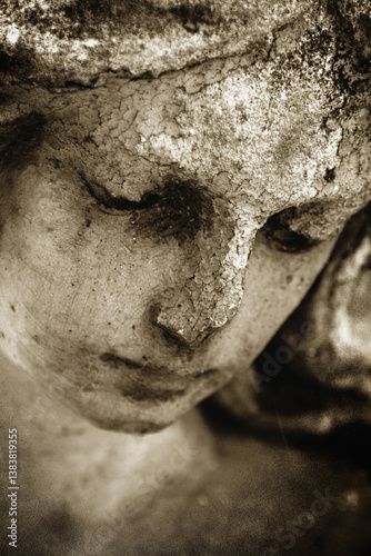 Foto Antique statue of gold angel in the sunlight
