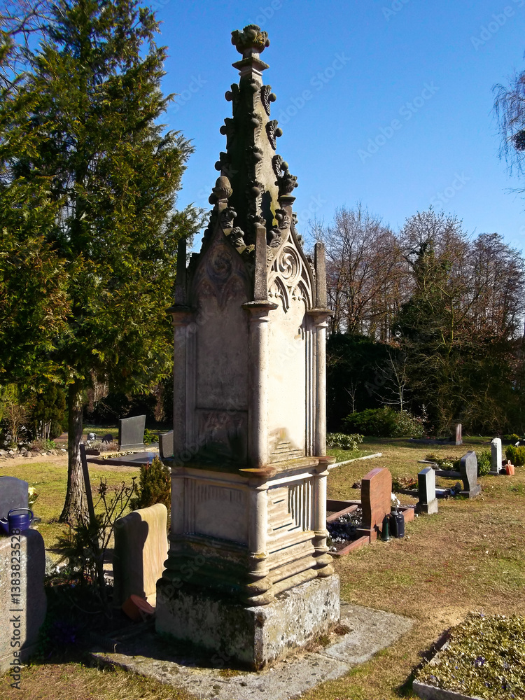 Der Obelisk auf einem Friedhof