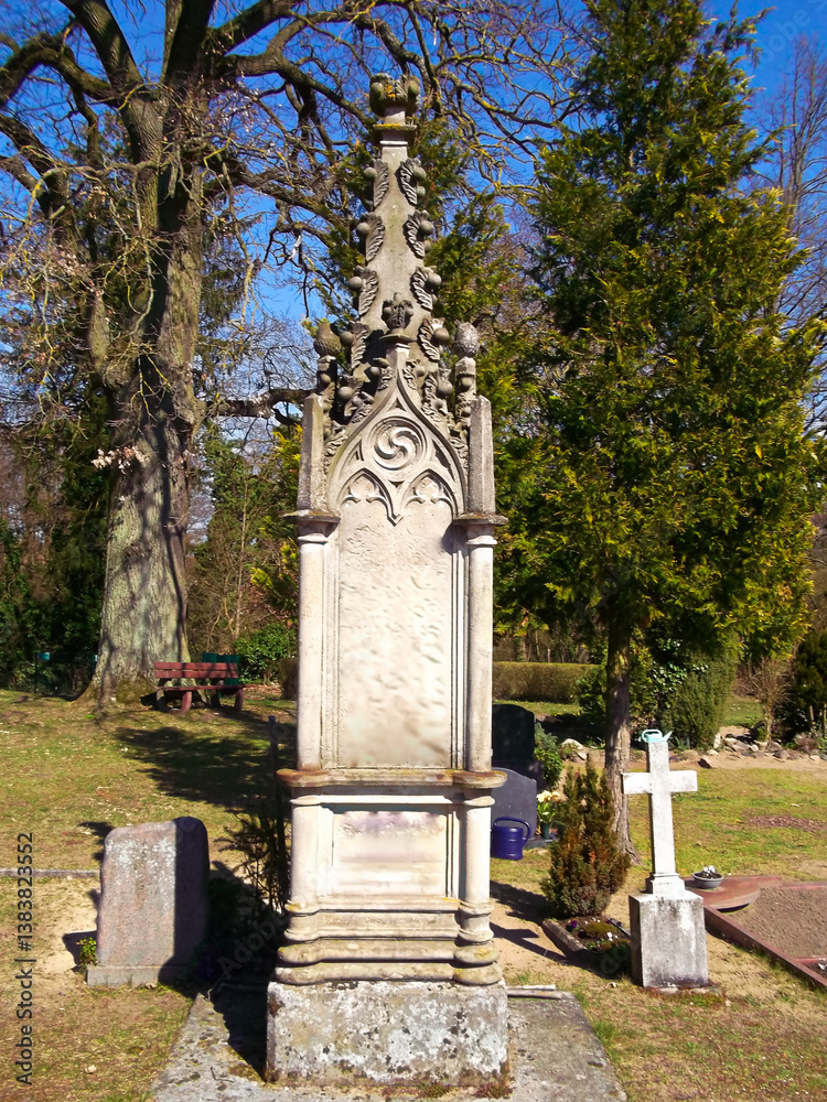 Der Obelisk auf einem Friedhof