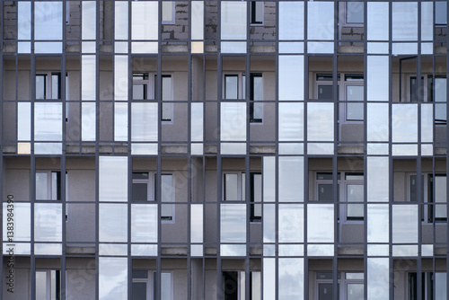 Obraz na płótnie Construction of a multi-storey building with a mirrored facade. A fragment of several floors. w salonie
