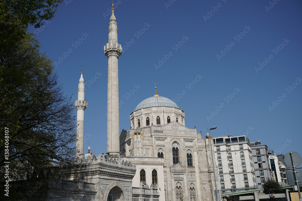 Obraz premium Pertevniyal Valide Sultan Mosque in Istanbul, Turkiye