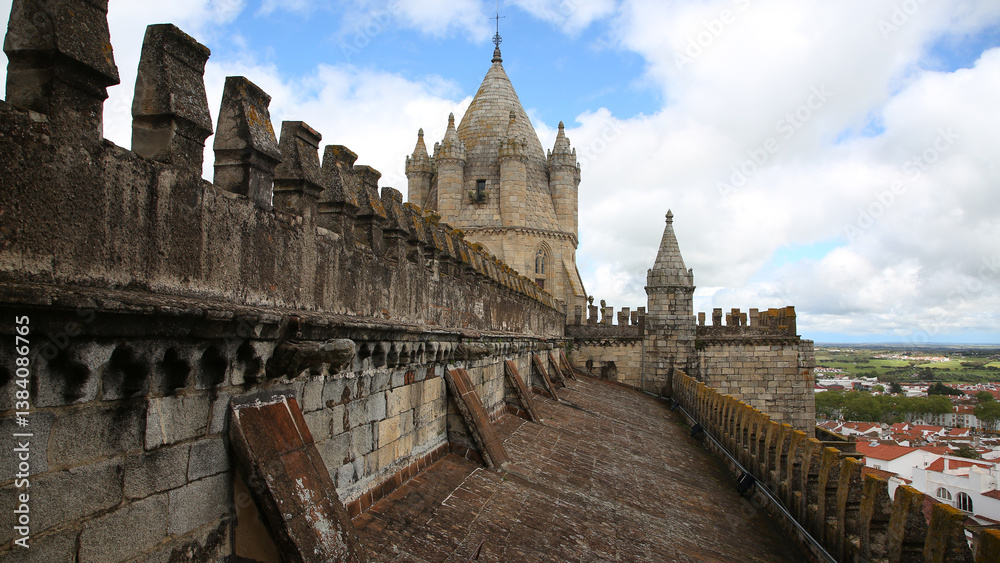 Fototapeta premium Claustro de la Catedral Basílica de Nuestra Señora de la Asunción, Évora, Portugal