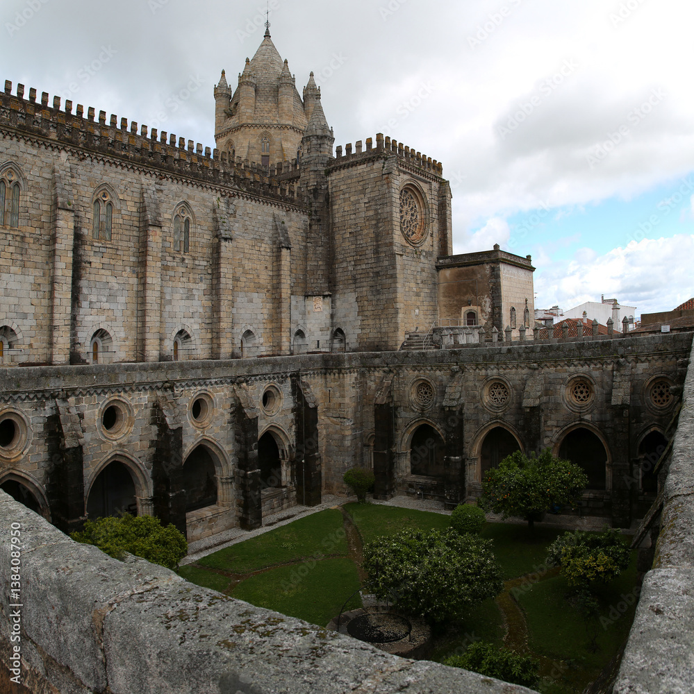 Fototapeta premium Catedral Basílica de Nuestra Señora de la Asunción, Évora, Portugal