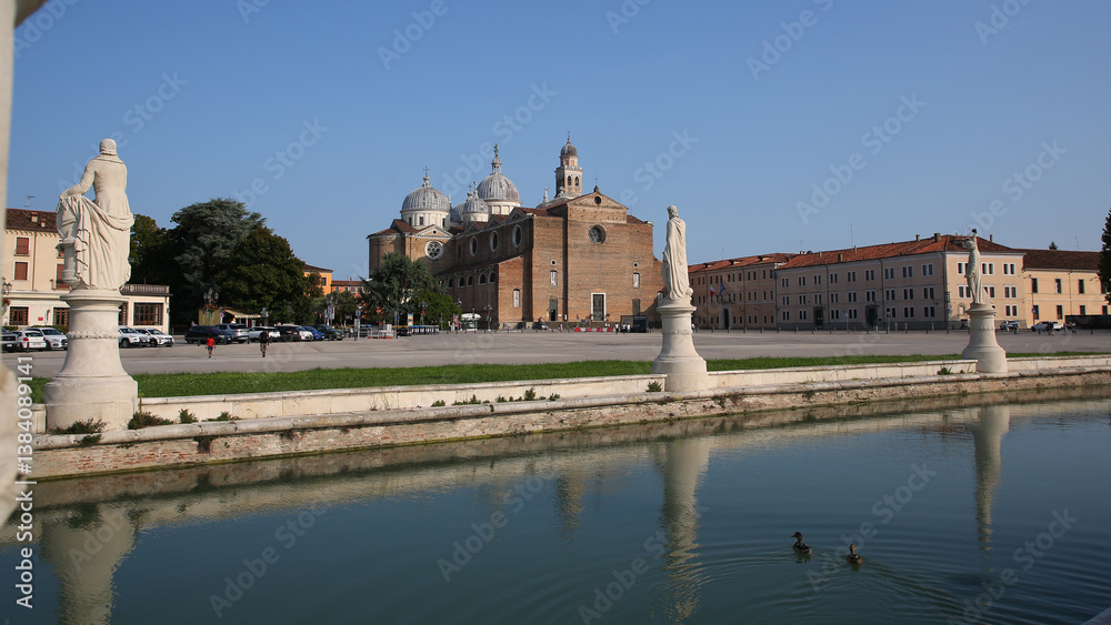 Fototapeta premium Abadía de Santa Justina, Plaza della Valle, Padua, Italia