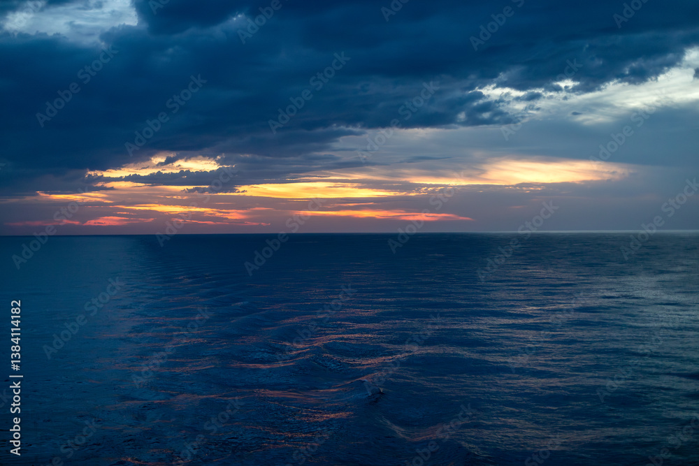 Obraz premium Sunset over Atlantic Ocean