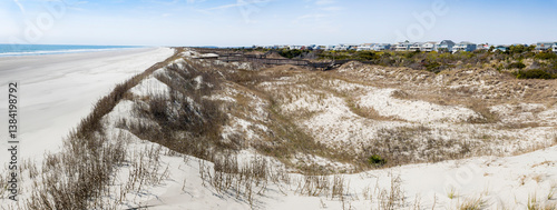Obraz na płótnie Panoramic style photograph of classic Eastern Coast beach with features including pier and homes w salonie