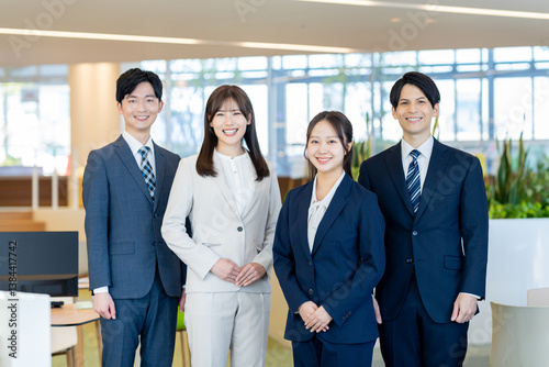Fotografie オフィスで働く若いビジネスマン　撮影協力：学校法人電波学園　東京電子専門学校