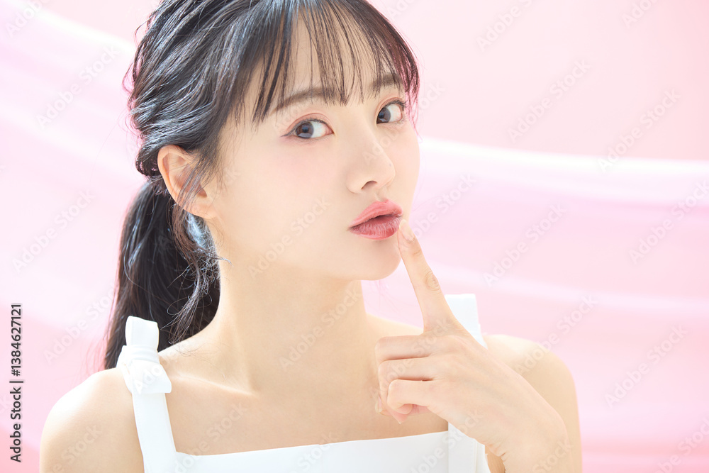 ピンク背景で撮影をした若い女性の爽やかな美容イメージ ピンク背景で撮影をした若い女性の爽やかな美容イメージ