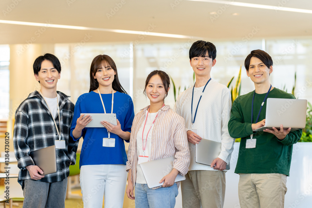 オフィスで働くエンジニアの若いスタッフ 撮影協力:学校法人電波学園 東京電子専門学校 オフィスで働くエンジニアの若いスタッフ 撮影協力:学校法人電波学園 東京電子専門学校