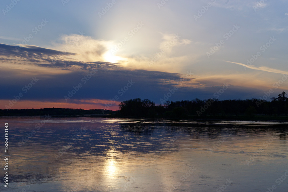 Obraz premium Loire river bank in Sully sur Loire village