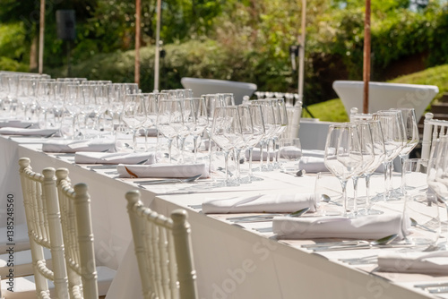 Obraz na płótnie Served wedding table with plates, white chairs, napkins and wine glasses w salonie