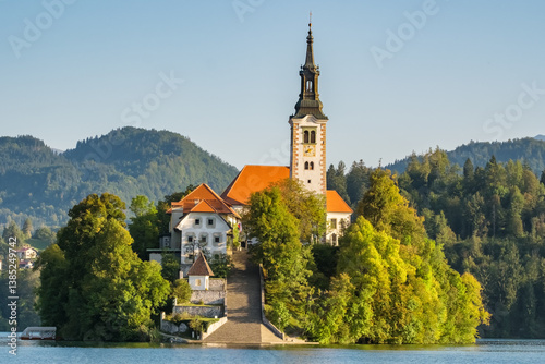 Obraz na płótnie Small island with a Pilgrimage Church on the Bled lake at sunrise in Slovenia w salonie