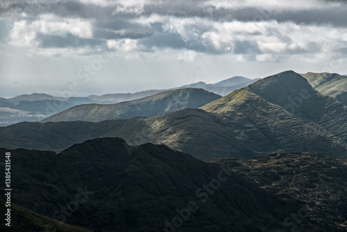Foto The image shows a detailed view of a mountain range