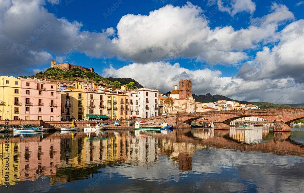Obraz premium Bosa, Sardinia, Italy - View over the river Temo to the Ponte Vecchio bridge and the historic old town of Bosa with the castle of Serravalle in the background.