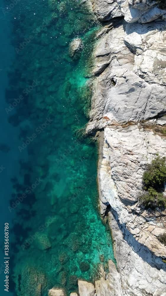 Vista aerea verticale di scogliera mediterranea