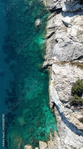 Vista aerea verticale di scogliera mediterranea
