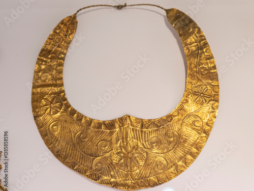 Obraz na płótnie Kalambagi gold necklace, Nias Island, Northwest Sumatra, Indonesia, 20th century, gold, MuEC, Barcelona, Catalonia, Spain w salonie