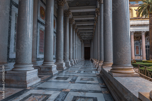 Billede på lærred Row of column in colonnade