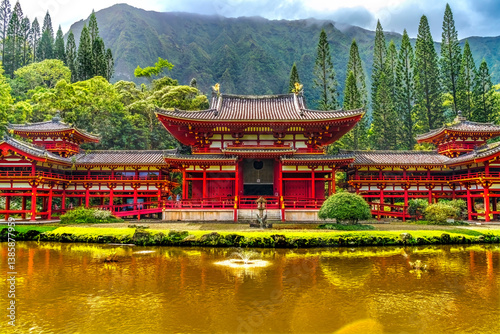 Obraz na płótnie Colorful lake Reflection Byodo-In Buddhist Temple Memorial Park Oahu Hawaii w salonie