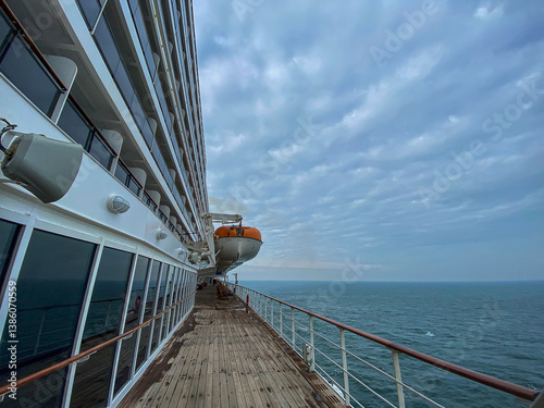 Obraz na płótnie Views onto outdoor teak balcony terrace veranda promenade boat deck of ocean liner cruiseship cruise ship with chairs and loungers at sea during Transatlantic Crossing to New York on beautiful sun day w salonie