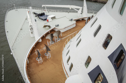 Obraz na płótnie Views onto outdoor teak balcony terrace veranda promenade boat deck of ocean liner cruiseship cruise ship with chairs and loungers at sea during Transatlantic Crossing to New York on beautiful sun day w salonie