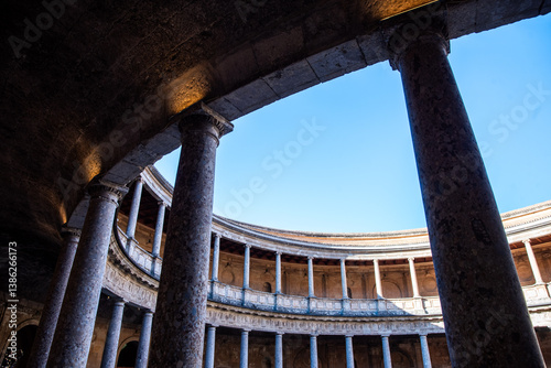 Fotografie hermosas postales de la alhambra y el palacio de Carlos V en Granada, Andalucía, España, donde se puede apreciar antiguas construcciones y una belleza única