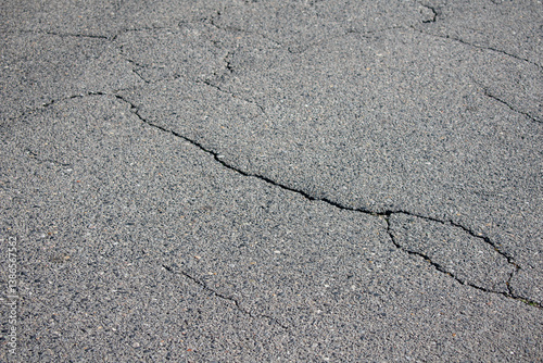 ひび割れたアスファルト