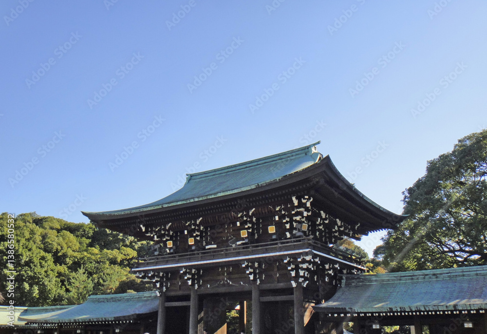Obraz premium Meiji Shrine against the blue sky