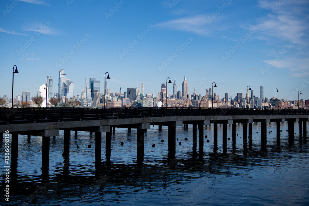 Fototapeta premium Manhattan's beautiful skyline, New York, United States. Panorama view of New York city skyline in Midtown Manhattan. USA, NYC, NY, Manhattan. American big city. Lower Manhattan skyline.