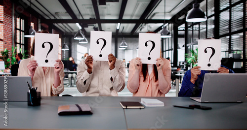 Obraz na płótnie Business Meeting: Judge Hiding Question Signs w salonie