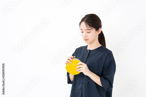 財布を持つ女性