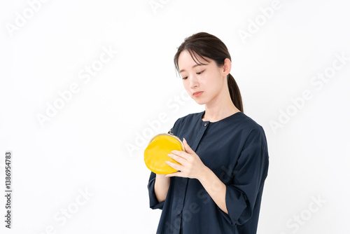 財布を持つ女性