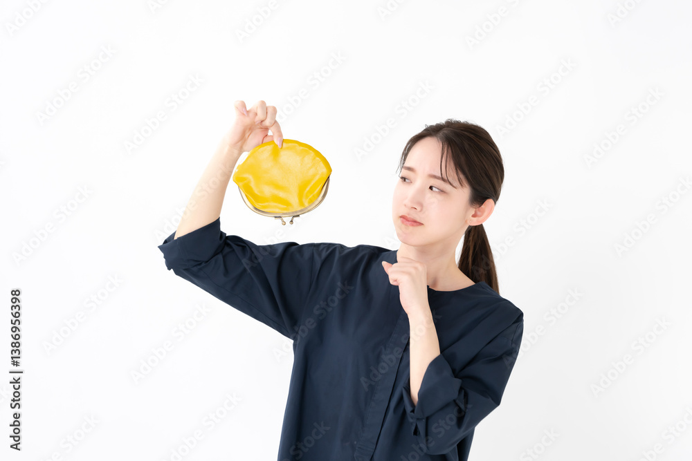 財布を持つ女性 財布を持つ女性
