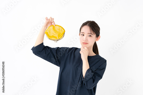財布を持つ女性